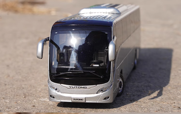 1:42 Yutong T12E Overseas Edition Alloy Tourist Bus Model