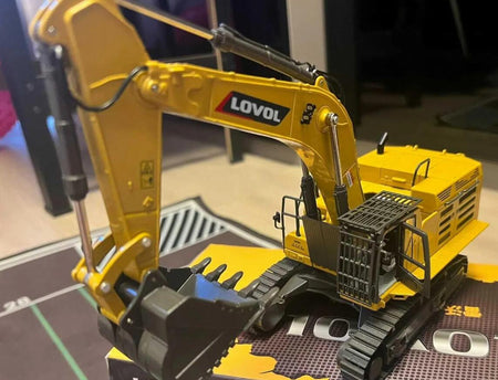 High quality collectiable 1:43 LOVOL FR700F Large diecast excavator Truck for gift