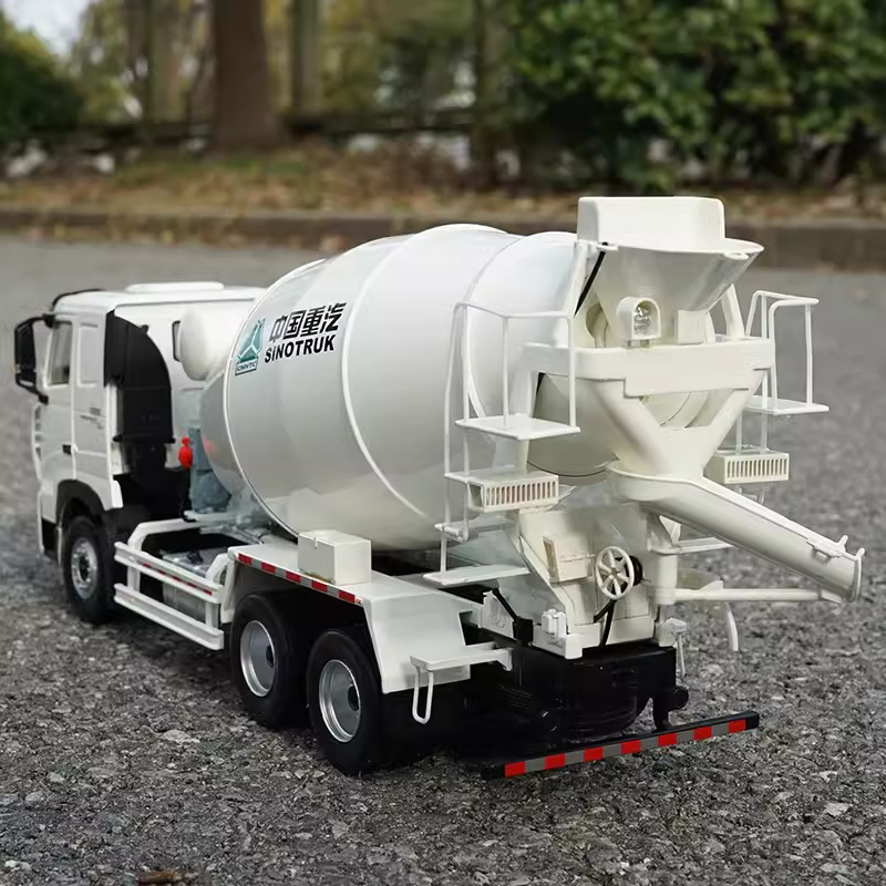 Authentic 1:24 Sinotruk HOWO A7 diecast concrete mixer truck models metal cement agitating lorry model for gift