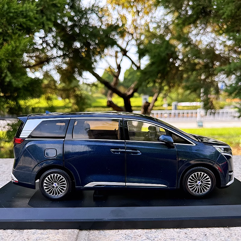 High quality collectible 1/18 Scale BYD Denza D9 MPV diecast car model for gift