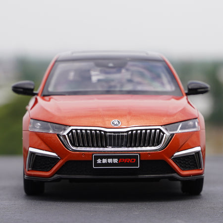 Original factory 1:18 SAIC Skoda brand new Octavia PRO 2021 Diecast Orange/Blue Alloy diecast scale miniature for gift